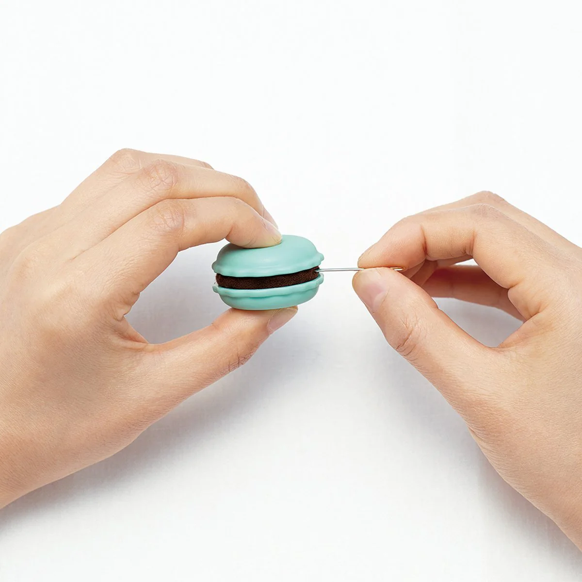 Macaron porta agujas y afilador de Clover - Image 3